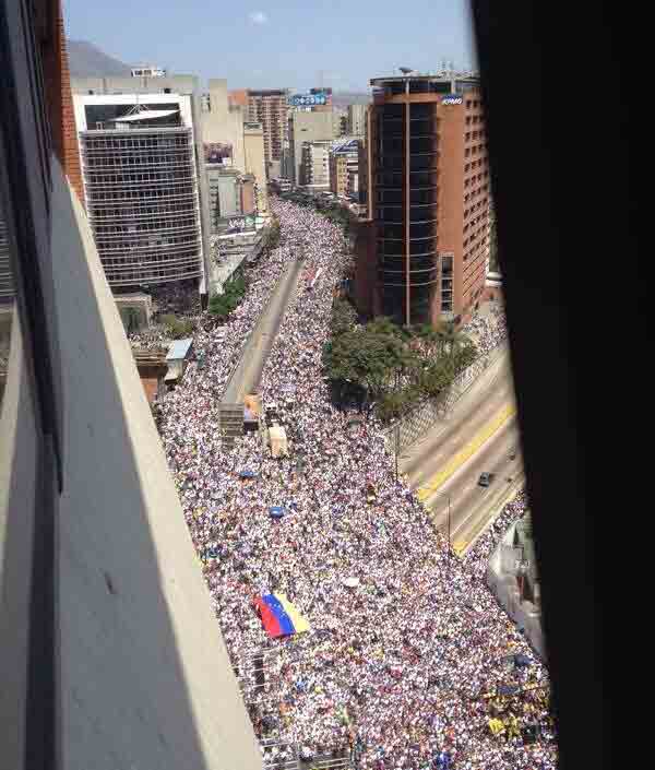 http://ijustsaidit.com/wp-content/uploads/2014/03/Calles-de-Caracas-inundadas-de-manifestantes-caminando-pac%C3%ADficamente.jpg